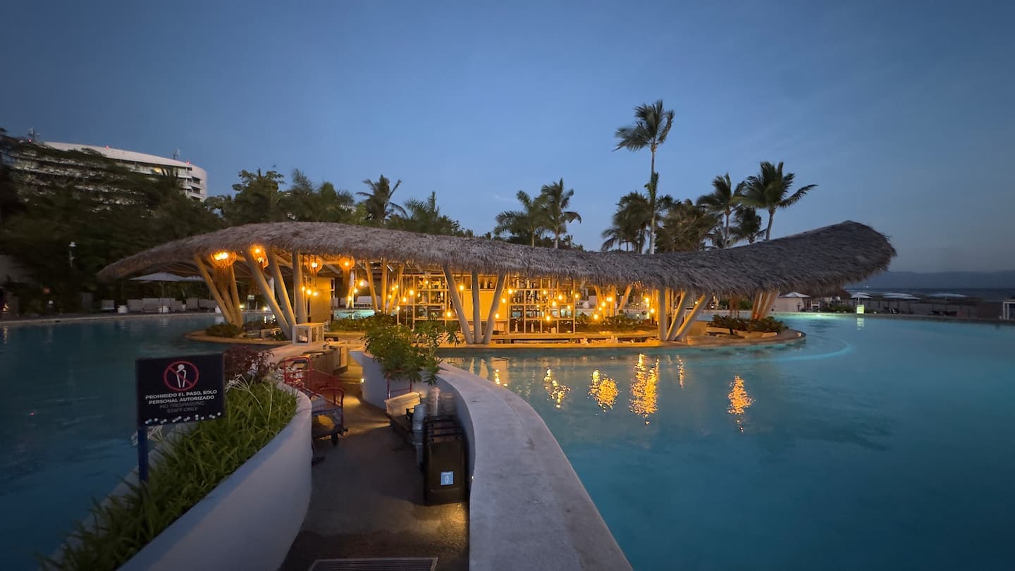 Alberca del condominio en Vidanta Nuevo Vallarta, donde Casa Host opera un condo